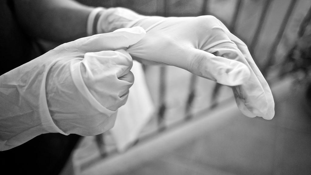 Nettoyage extrême après décès - personne portant des gants