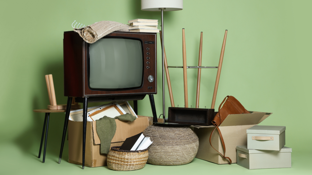 Meubles et objets restants après un débarras de maison