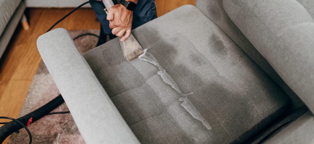 Nettoyage textile à domicile d'un fauteuil à l'aide d'un injecteur extracteur